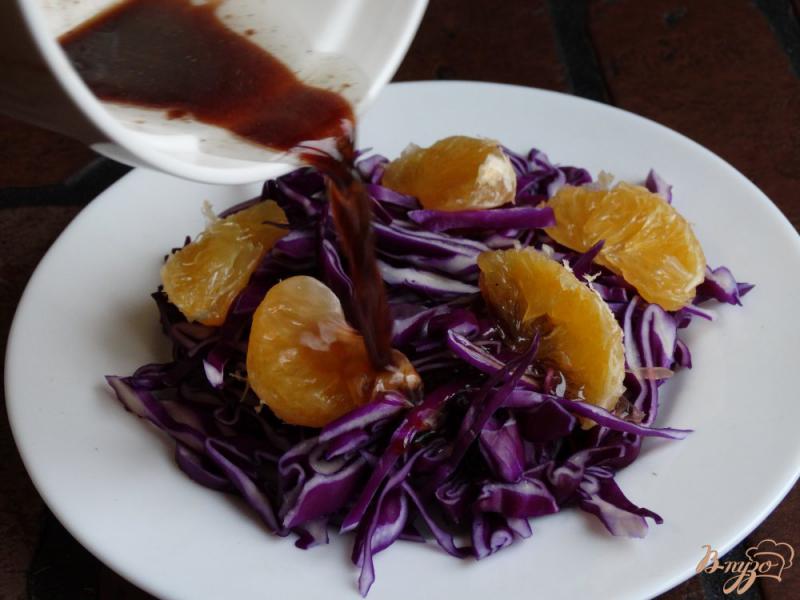 Фото приготовление рецепта: Салат из красной капусты с мандаринами шаг №4