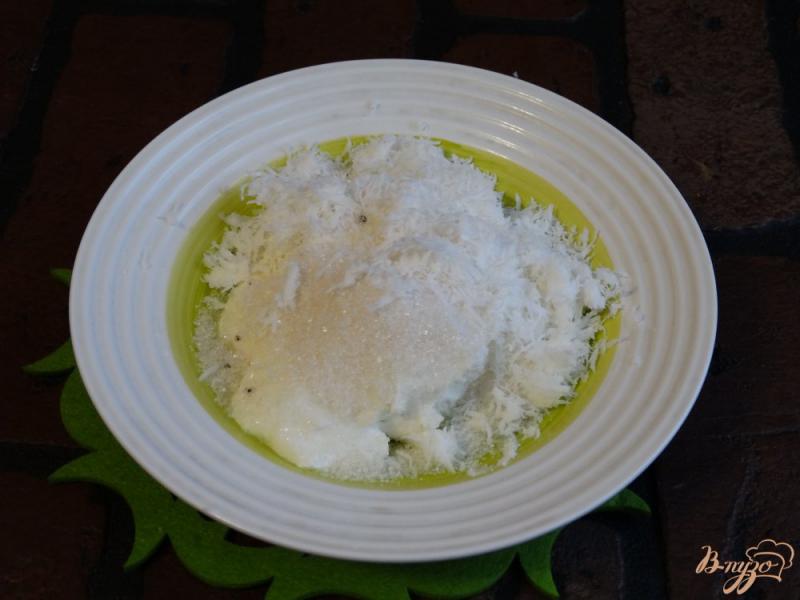 Фото приготовление рецепта: Слоеные булочки с творожно-кокосовой начинкой шаг №4