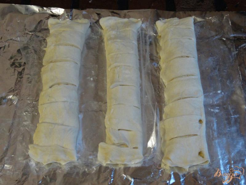Фото приготовление рецепта: Слоеные булочки с творожно-кокосовой начинкой шаг №8