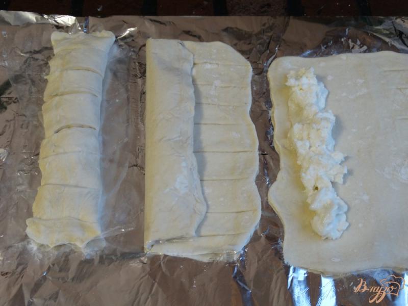 Фото приготовление рецепта: Слоеные булочки с творожно-кокосовой начинкой шаг №7