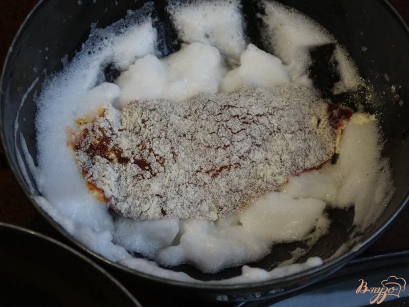 Фото приготовление рецепта: Свиная печень в воздушном кляре шаг №5