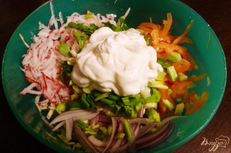 Фото приготовление рецепта: Овощной салат из капусты и редиса шаг №4
