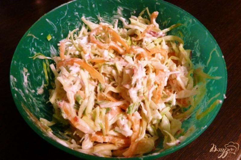Фото приготовление рецепта: Овощной салат из капусты и редиса шаг №5