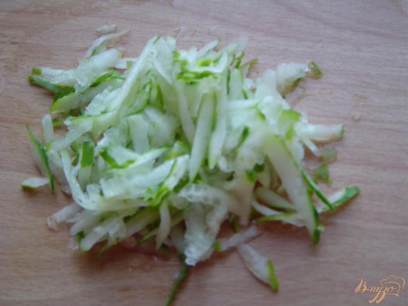Фото приготовление рецепта: Салат с редькой, огурцом и морковью шаг №2