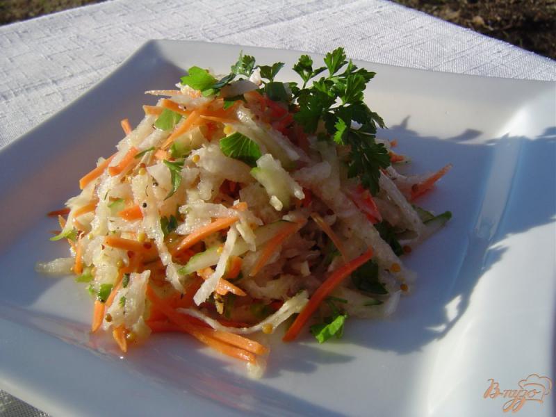 Фото приготовление рецепта: Салат с редькой, огурцом и морковью шаг №7