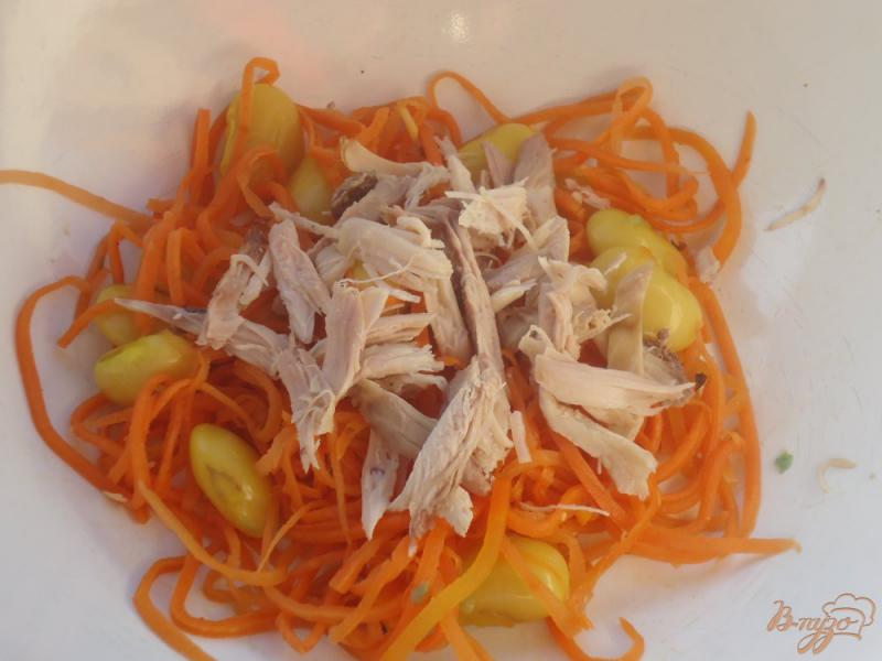 Фото приготовление рецепта: Салат с корейской морковью,сыром,курицей и фасолью шаг №2