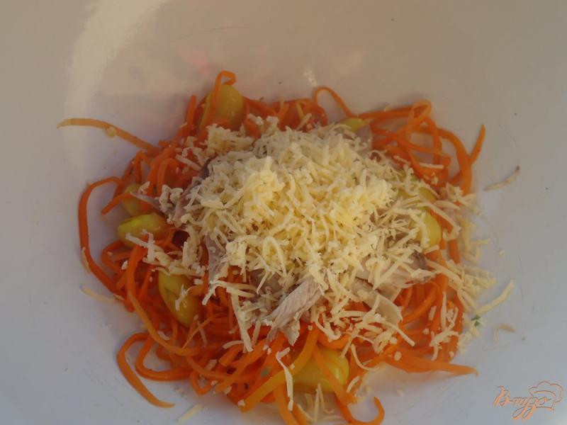 Фото приготовление рецепта: Салат с корейской морковью,сыром,курицей и фасолью шаг №3