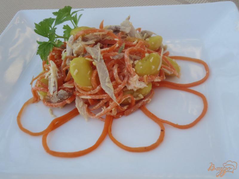 Фото приготовление рецепта: Салат с корейской морковью,сыром,курицей и фасолью шаг №4