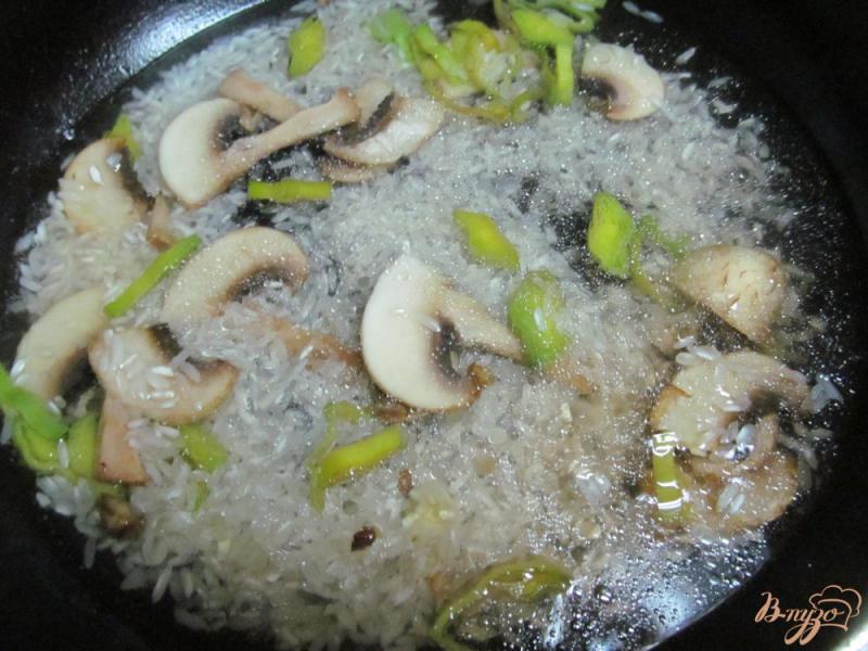 Фото приготовление рецепта: Рис с брокколи и шампиньоном шаг №3
