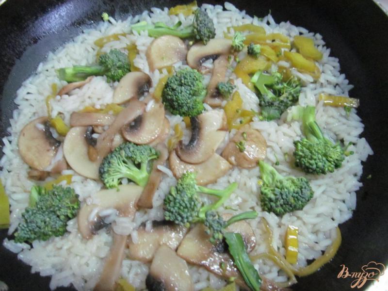 Фото приготовление рецепта: Рис с брокколи и шампиньоном шаг №4