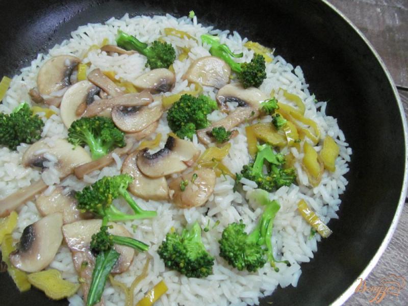 Фото приготовление рецепта: Рис с брокколи и шампиньоном шаг №5