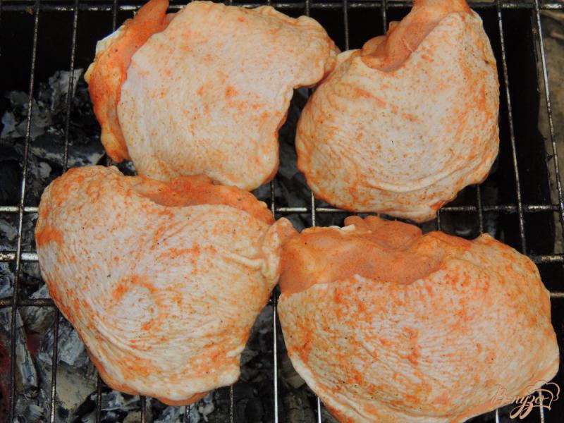 Фото приготовление рецепта: Куриные бёдрышки в кефире и соевом соусе шаг №4