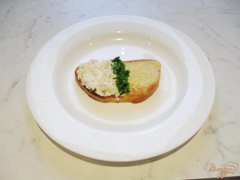 Фото приготовление рецепта: Закусочные бутерброды с  яйцами. шаг №10
