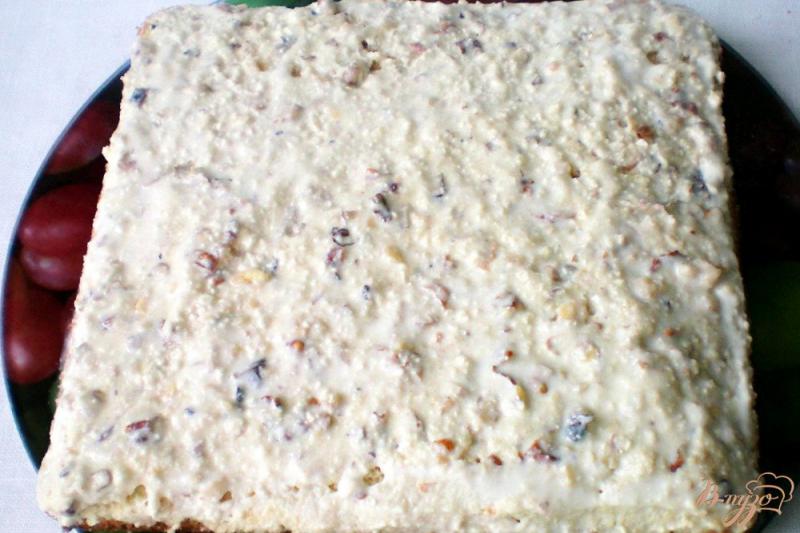 Фото приготовление рецепта: Бисквитный торт на овсяной муке с творожным кремом и орехами шаг №10