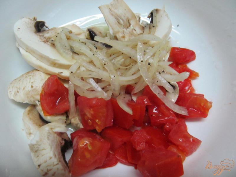 Фото приготовление рецепта: Салат из помидора и сырых шампиньонов шаг №3