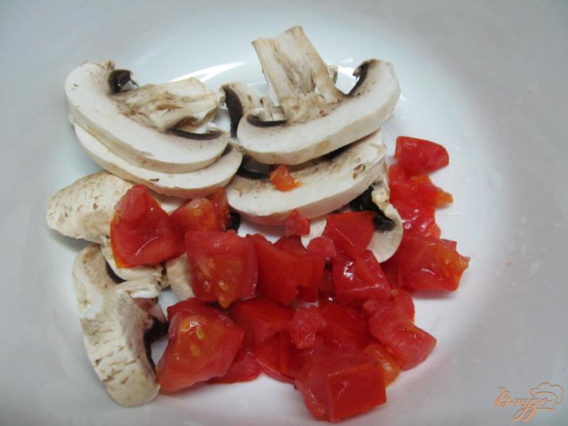 Фото приготовление рецепта: Салат из помидора и сырых шампиньонов шаг №2