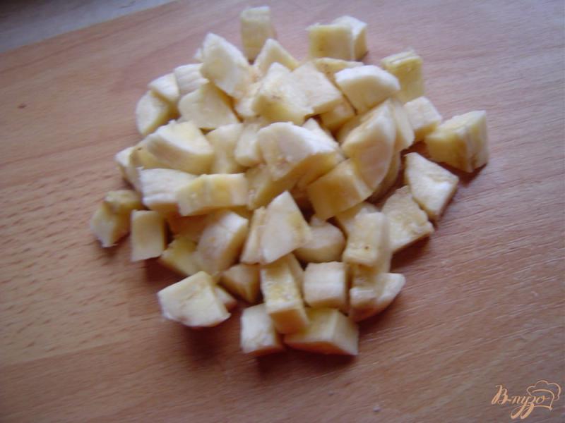 Фото приготовление рецепта: Салат фруктовый с мандаринами, хурмой, бананами и киви шаг №3