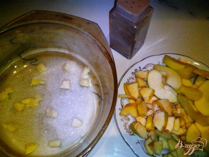 Фото приготовление рецепта: Пирог с яблоком и айвой шаг №2