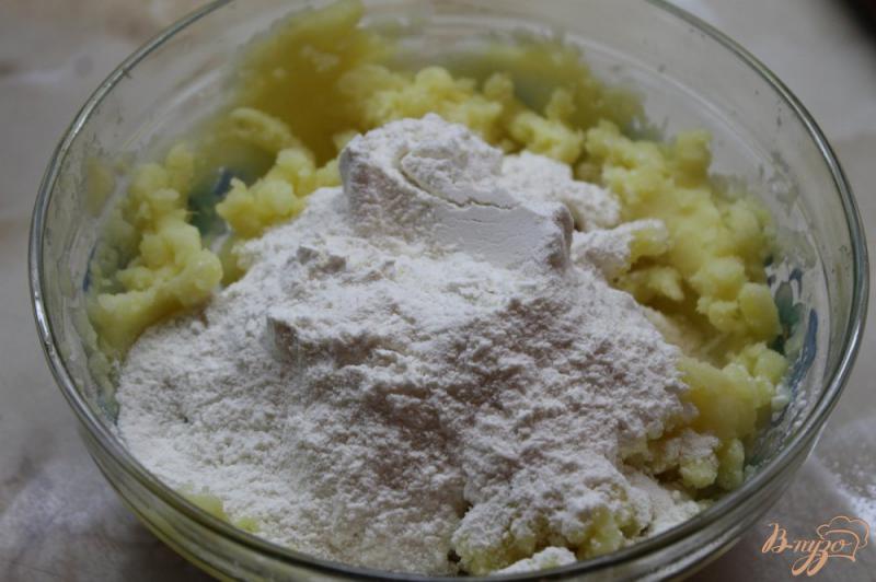 Фото приготовление рецепта: Открытый пирог на картофельном тесте с фаршем и овощами шаг №3
