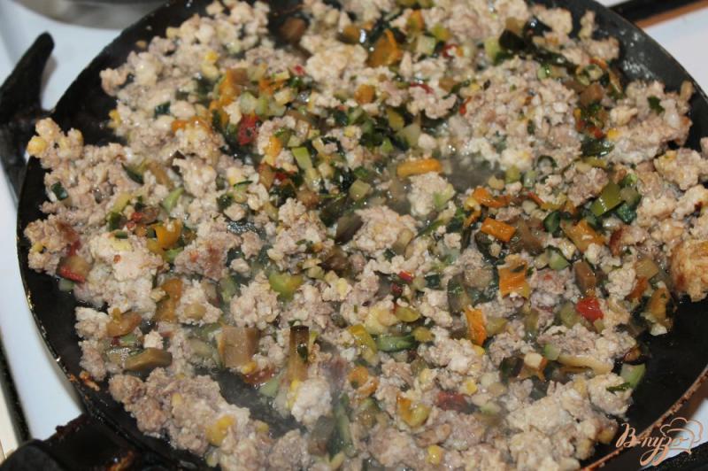 Фото приготовление рецепта: Открытый пирог на картофельном тесте с фаршем и овощами шаг №6