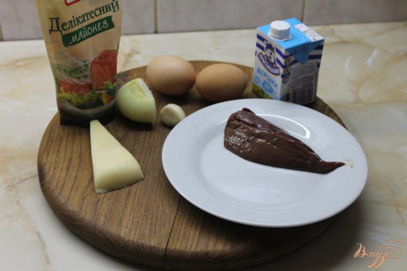 Фото приготовление рецепта: Салат с омлетом и свиной печенью шаг №1