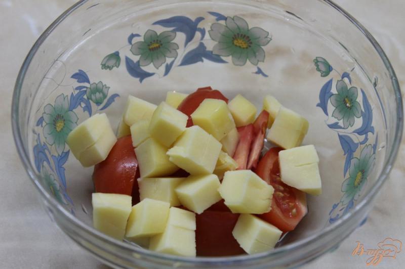 Фото приготовление рецепта: Теплый салат с вешенками, моцареллой и помидорами шаг №4