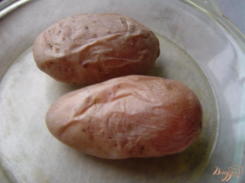 Фото приготовление рецепта: Запеченный картофель, фаршированный колбасой, беконом и сыром шаг №1
