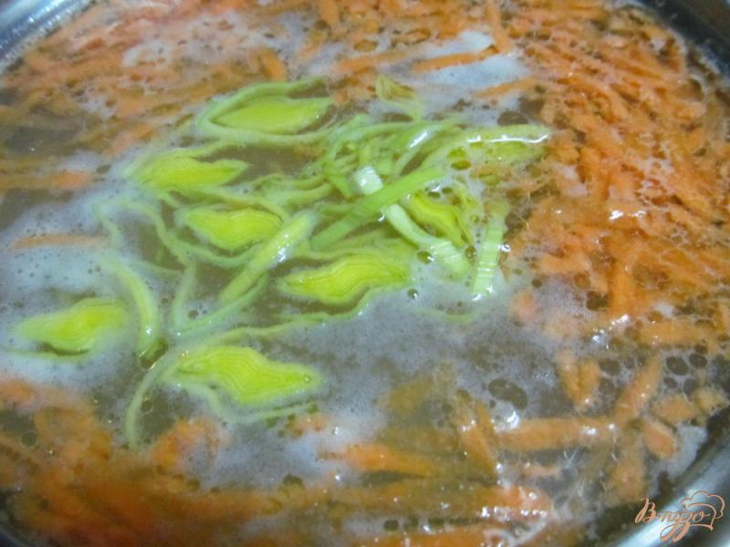 Фото приготовление рецепта: Суп на курином бульоне с натертым картофелем шаг №2