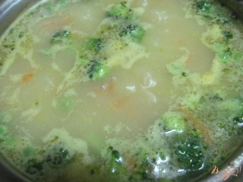 Фото приготовление рецепта: Суп на курином бульоне с натертым картофелем шаг №4