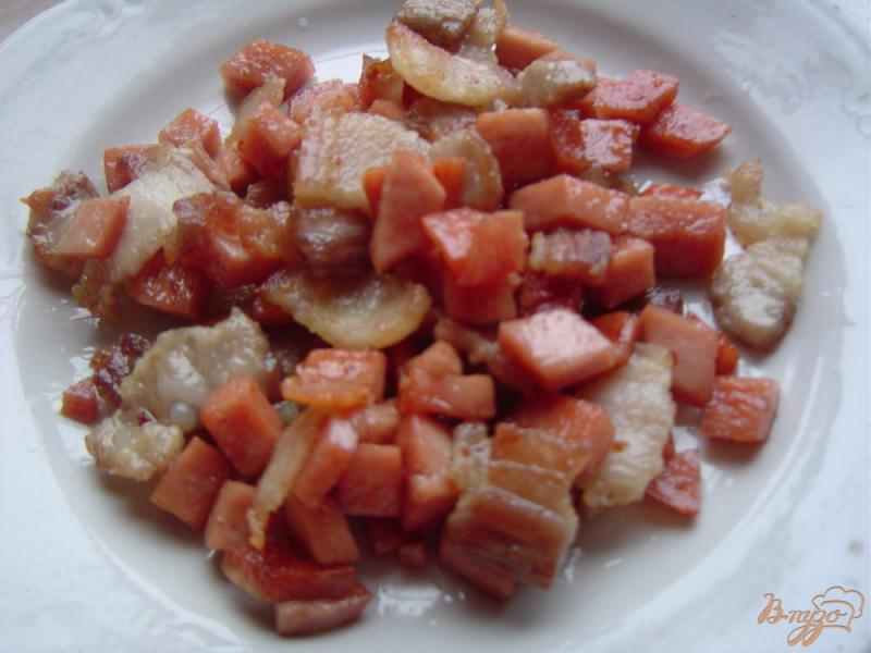 Фото приготовление рецепта: Запеченный картофель, фаршированный колбасой, беконом и сыром шаг №3