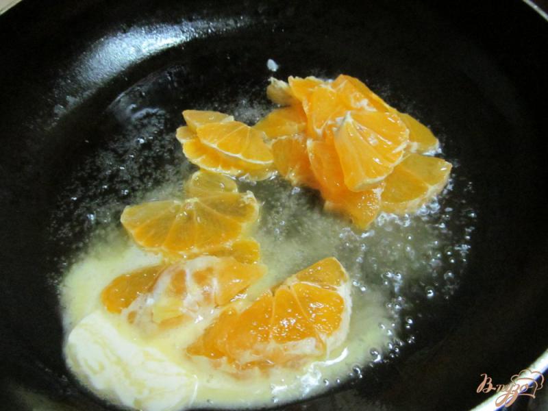 Фото приготовление рецепта: Банановый десерт под мандариновым соусом шаг №7