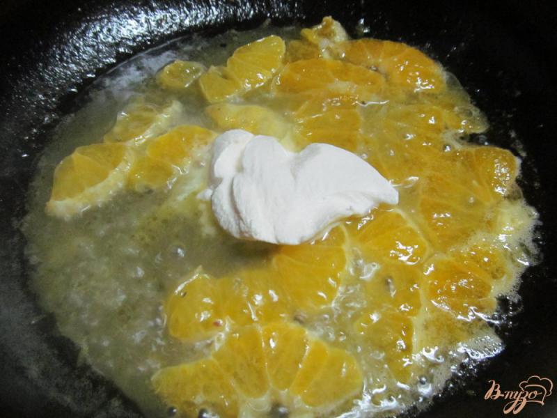 Фото приготовление рецепта: Банановый десерт под мандариновым соусом шаг №8