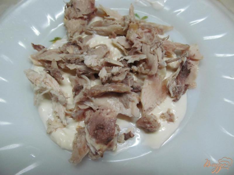 Фото приготовление рецепта: Салат из курицы и перепелиных яиц шаг №4