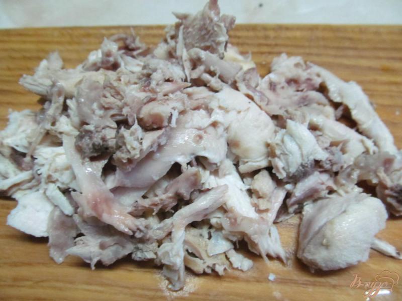 Фото приготовление рецепта: Салат из курицы и перепелиных яиц шаг №1