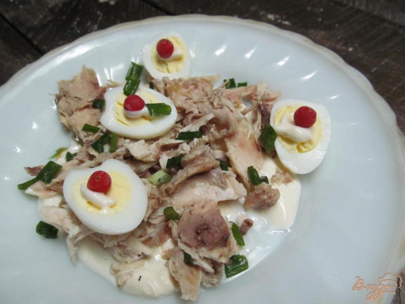 Фото приготовление рецепта: Салат из курицы и перепелиных яиц шаг №6