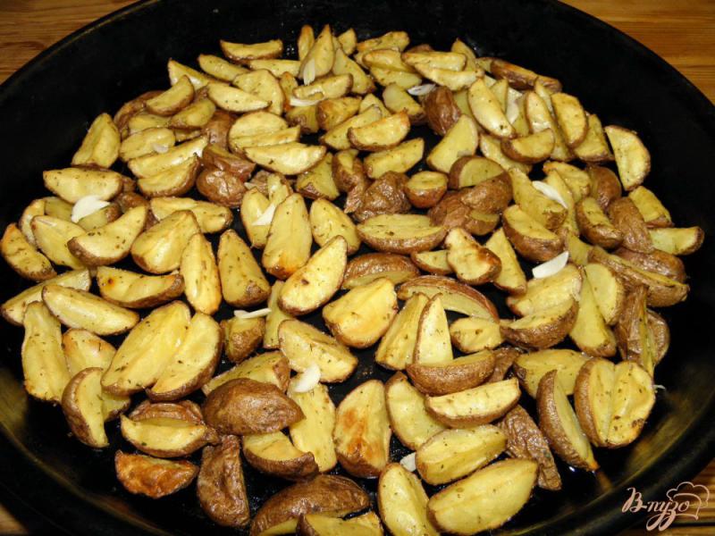 Фото приготовление рецепта: Картофель в духовке с травами шаг №5