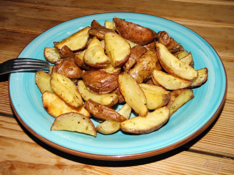 Фото приготовление рецепта: Картофель в духовке с травами шаг №6