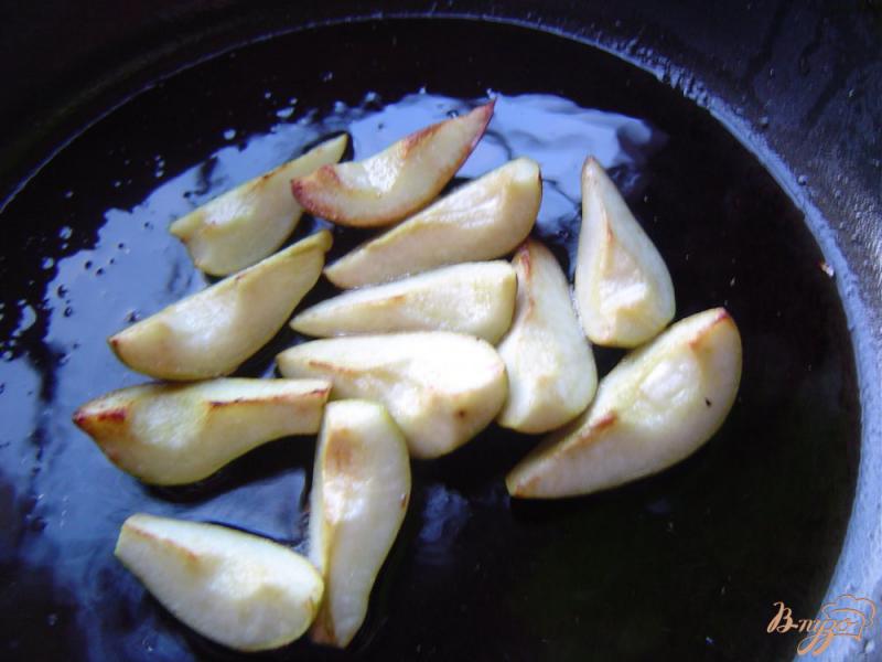 Фото приготовление рецепта: Пикантные груши с орехами шаг №3