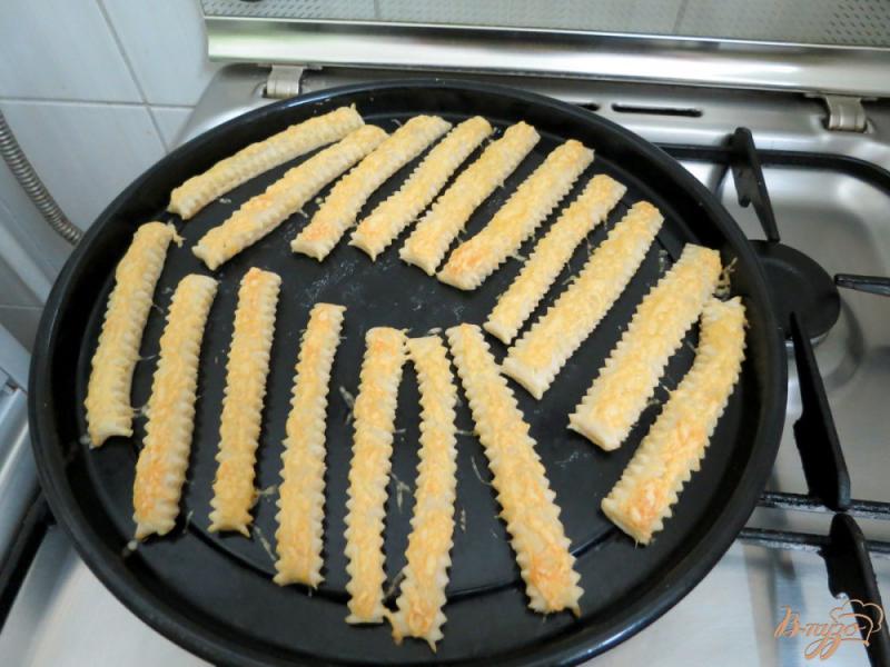 Фото приготовление рецепта: Слоёные палочки с сыром шаг №7