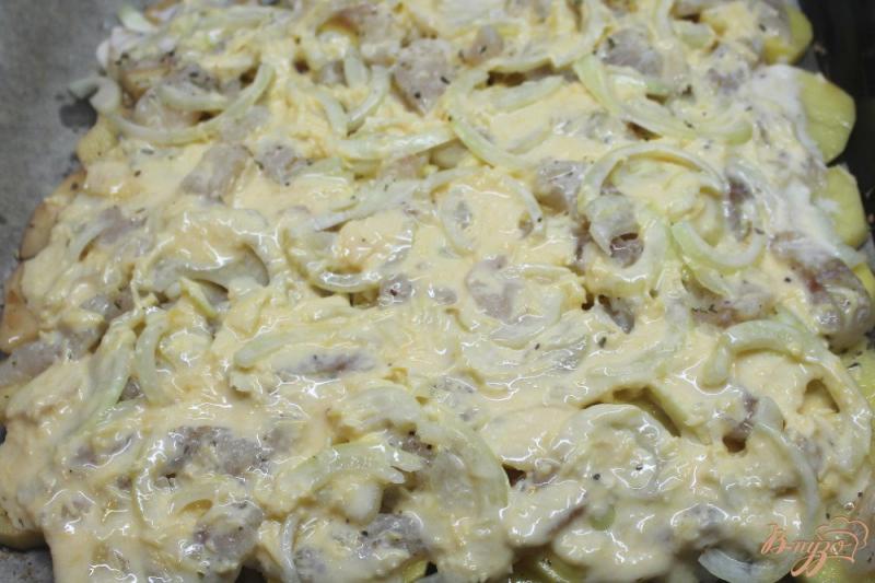 Фото приготовление рецепта: Минтай запеченый с картофелем и сыром шаг №7