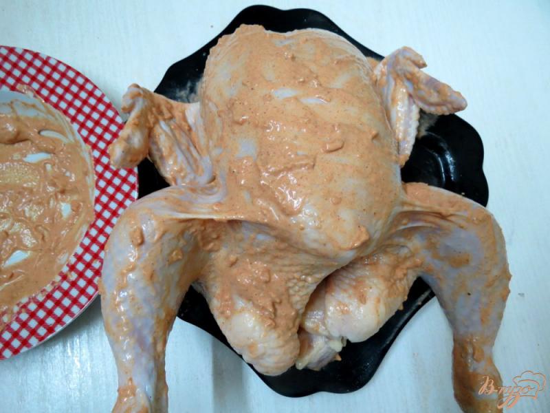 Фото приготовление рецепта: Курица на бутылке шаг №6