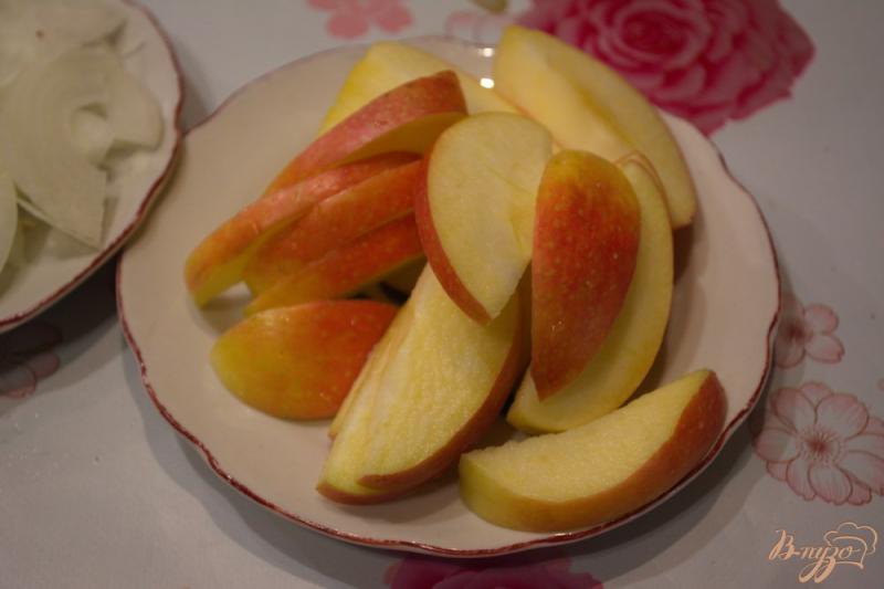 Фото приготовление рецепта: Мясо с яблоками на сковороде шаг №4