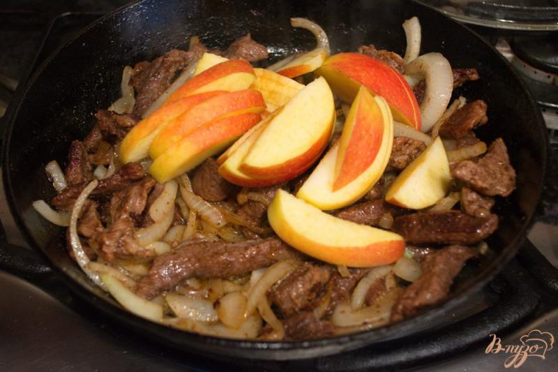 Фото приготовление рецепта: Мясо с яблоками на сковороде шаг №6