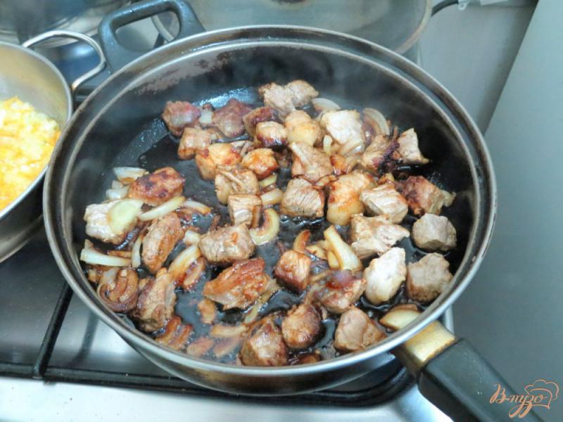 Фото приготовление рецепта: Свинина тушёная с грибами шаг №4