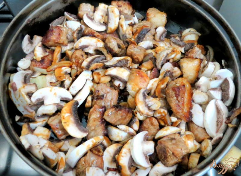 Фото приготовление рецепта: Свинина тушёная с грибами шаг №5