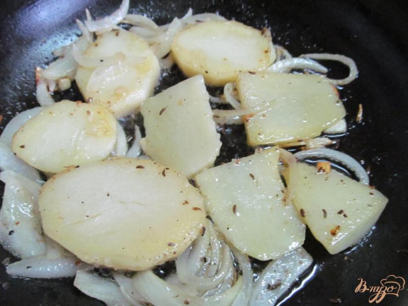 Фото приготовление рецепта: Омлет с картофелем и вялеными томатами шаг №2