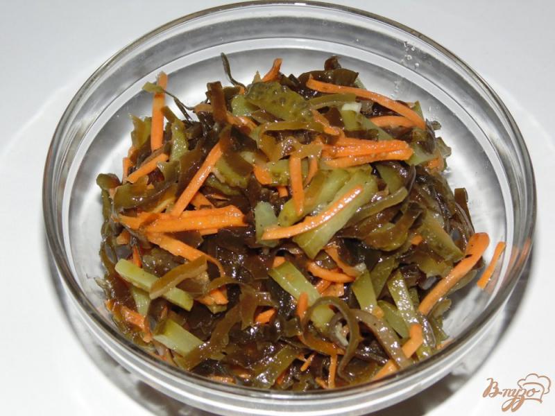Фото приготовление рецепта: Салат с морковью по-корейски, ламинарией и маринованным огурчиком шаг №5