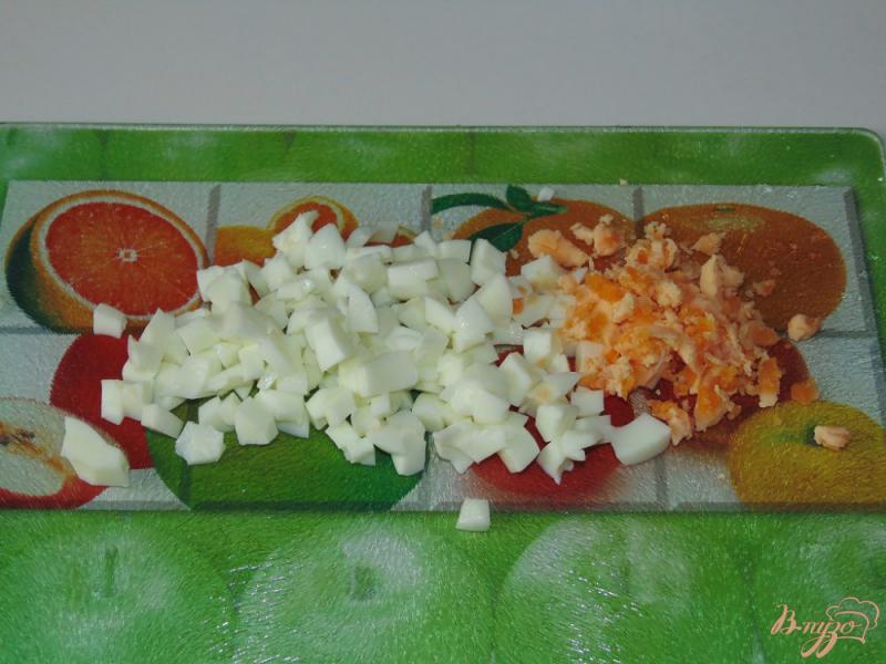 Фото приготовление рецепта: Салат из сельди с яйцами шаг №6