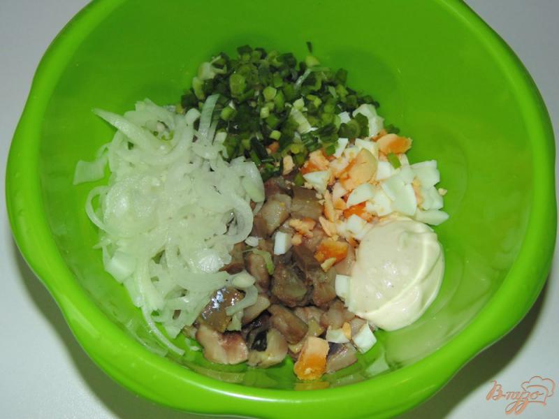 Фото приготовление рецепта: Салат из сельди с яйцами шаг №8