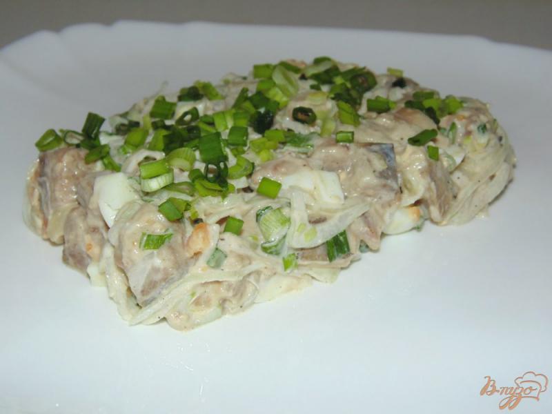 Фото приготовление рецепта: Салат из сельди с яйцами шаг №9